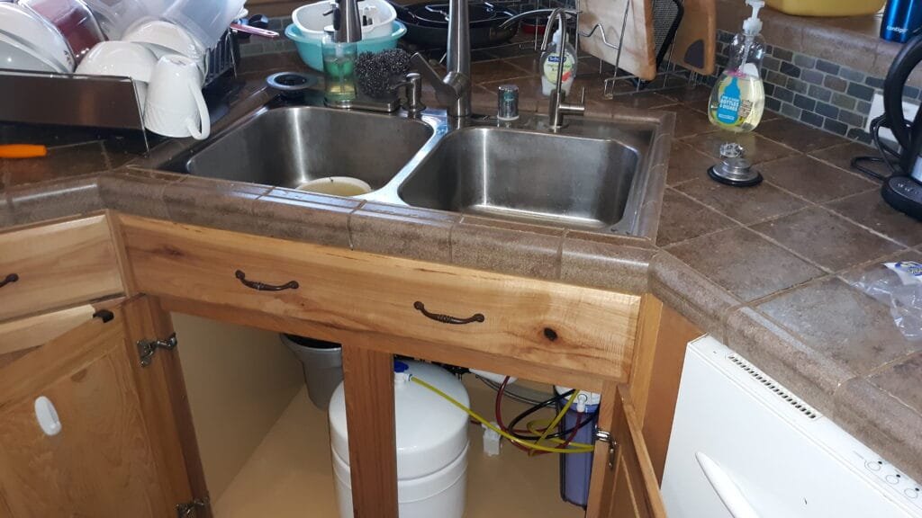 Kitchen sink for reverse osmosis system installation