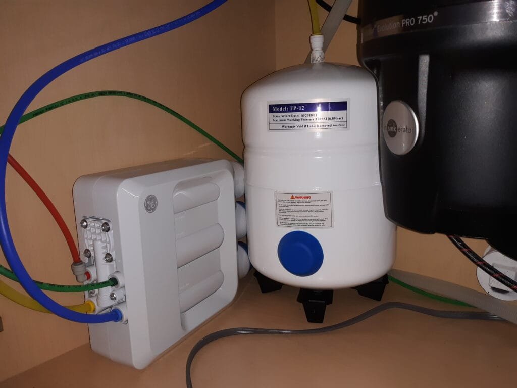 Reverse osmosis filtration unit with storage tank under sink