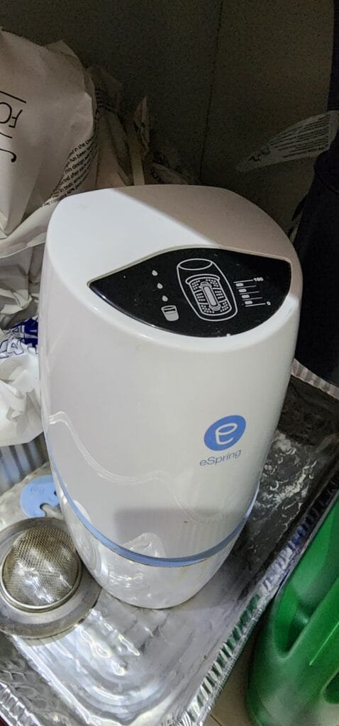 Compact under-sink water filtration system